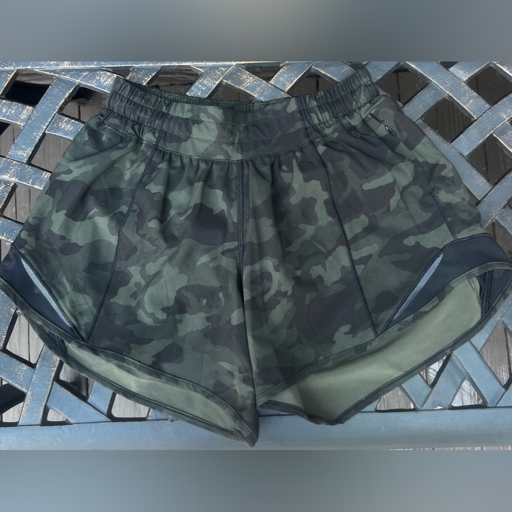 Lululemon Hotty Hot 2.5 inch size 4 tall camo shorts